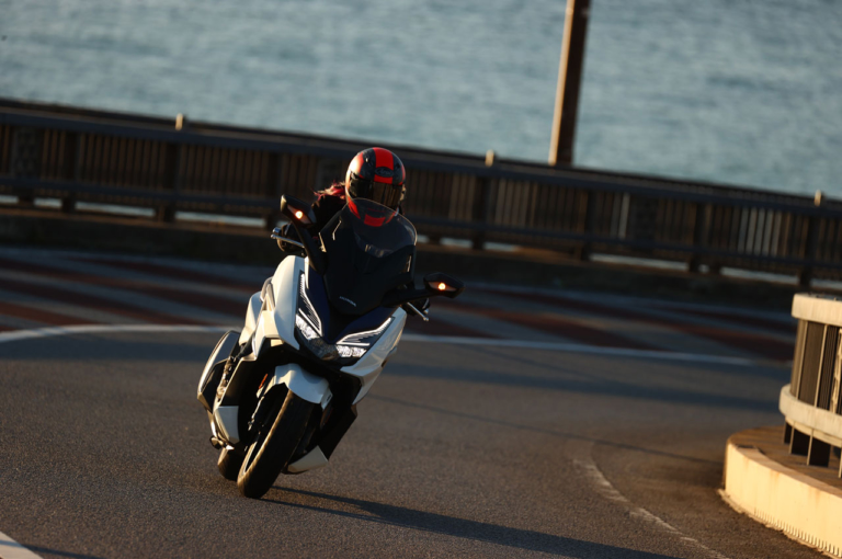 ‘21 ホンダ フォルツァ|岡崎静夏|試乗インプレッション|岡崎静夏のホンダ フォルツァ試乗インプレ【こんな世界もあったんだ! 走りが楽しめるスクーター】