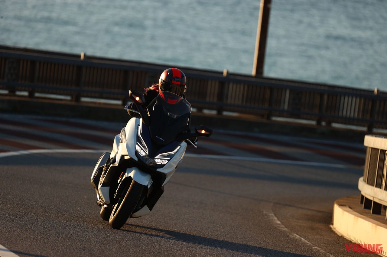 ‘21 ホンダ フォルツァ|岡崎静夏|試乗インプレッション|岡崎静夏のホンダ フォルツァ試乗インプレ【こんな世界もあったんだ! 走りが楽しめるスクーター】