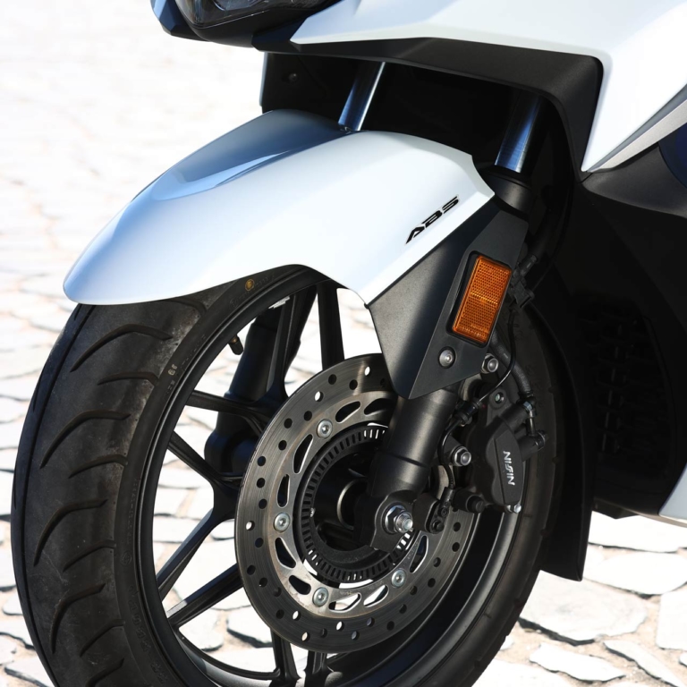 ‘21 ホンダ フォルツァ|ブレーキ|ホンダ フォルツァ写真解説【スポーティーデザインの250ccフルサイズスクーター】