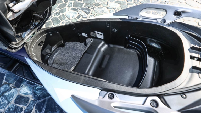 ‘21 ホンダ フォルツァ|ラゲッジボックス|ホンダ フォルツァ写真解説【スポーティーデザインの250ccフルサイズスクーター】