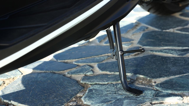 ‘21 ホンダ フォルツァ|サイド&センタースタンド|ホンダ フォルツァ写真解説【スポーティーデザインの250ccフルサイズスクーター】