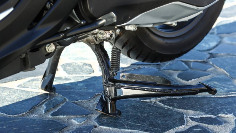 ‘21 ホンダ フォルツァ|サイド&センタースタンド|ホンダ フォルツァ写真解説【スポーティーデザインの250ccフルサイズスクーター】