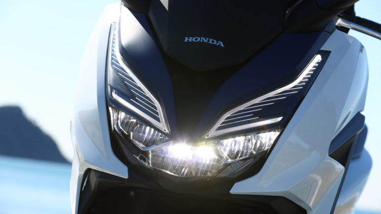 ‘21 ホンダ フォルツァ|LEDヘッドライト|ホンダ フォルツァ写真解説【スポーティーデザインの250ccフルサイズスクーター】