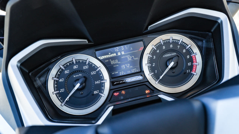 ‘21 ホンダ フォルツァ|メーター|ホンダ フォルツァ写真解説【スポーティーデザインの250ccフルサイズスクーター】