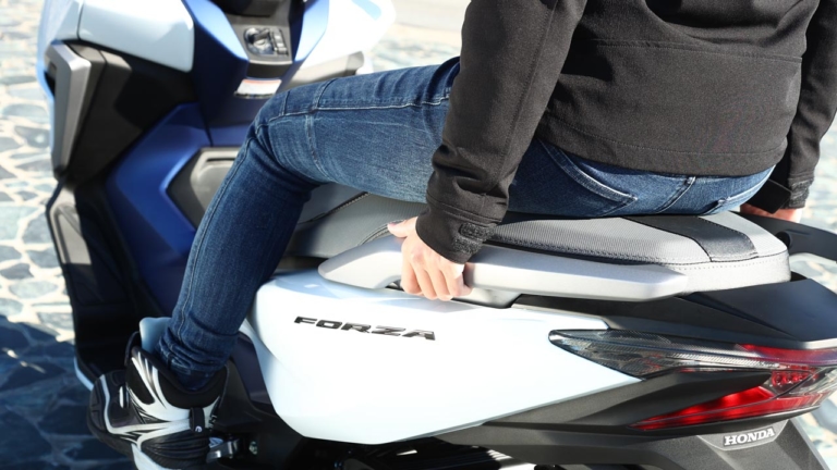 ‘21 ホンダ フォルツァ|タンデム|ホンダ フォルツァ写真解説【スポーティーデザインの250ccフルサイズスクーター】