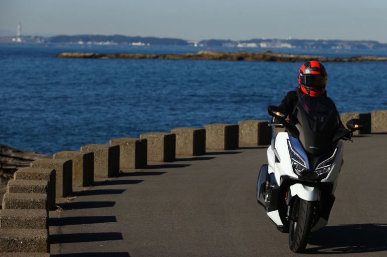 ‘21 ホンダ フォルツァ|岡崎静夏|試乗インプレッション|岡崎静夏のホンダ フォルツァ試乗インプレ【こんな世界もあったんだ! 走りが楽しめるスクーター】