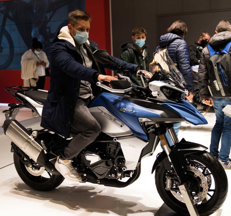QJモータース SRT750|中国勢の快進撃! EICMA 2021現地レポート【デザイン完成度UP&欧州ブランドとの提携に勢いアリ】