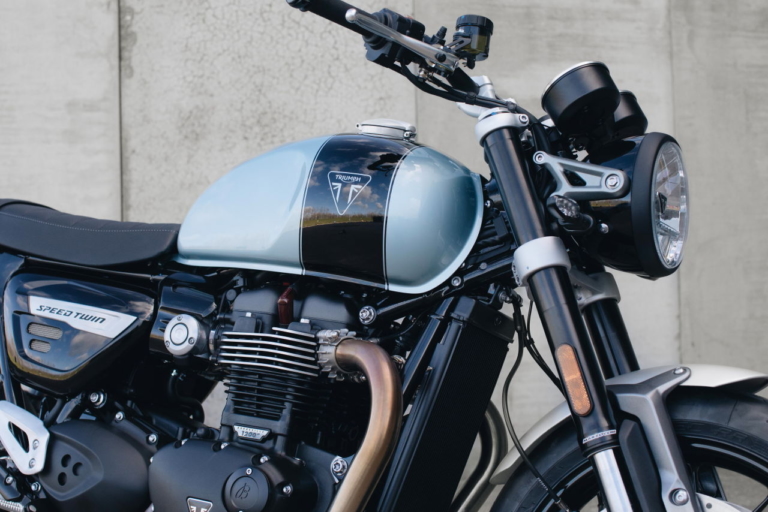 TRIUMPH SPEED TWIN BREITLING 限定モデル|世界限定270台のトライアンフ「スピードツイン ブライトリング限定車」スイスの老舗時計メーカーとコラボ