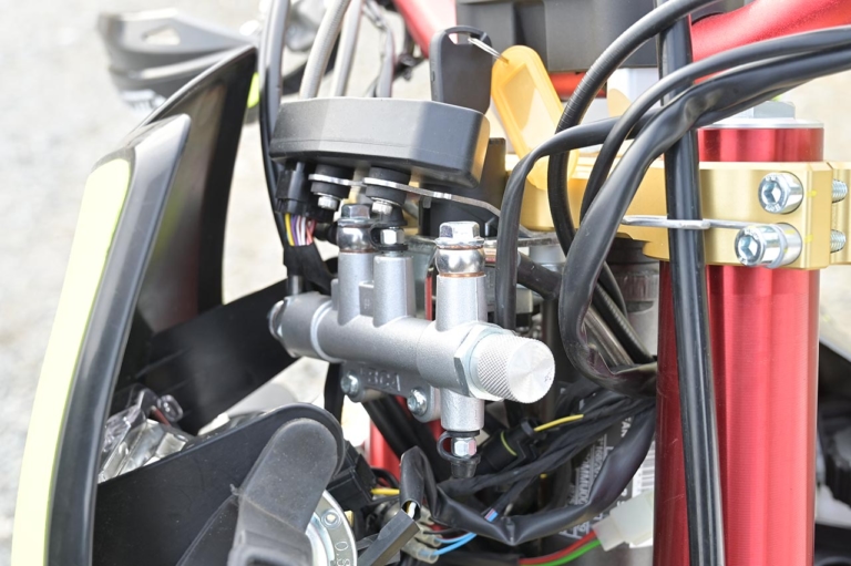 FANTIC XEF125|コンバインドブレーキ|ファンティックXEFシリーズを林道で乗り比べ〈抜群の軽さと扱いやすさ〉