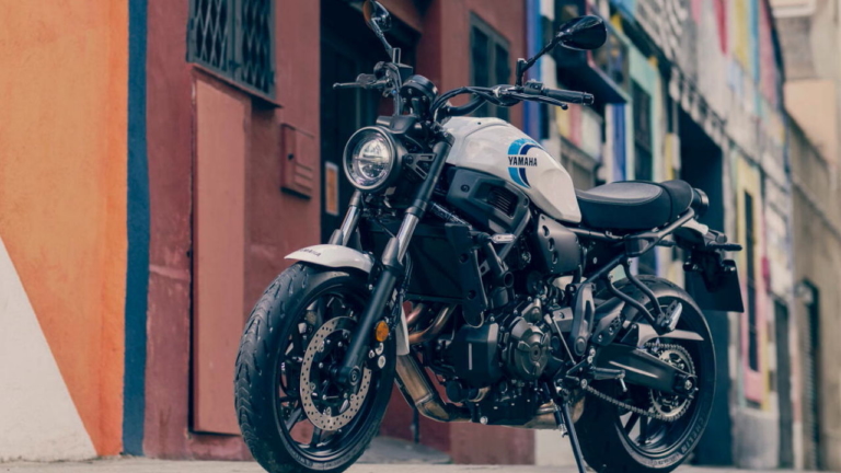 ヤマハ「XSR700」2023年モデル発売! RZ250/350カラーを継承し価格改定
