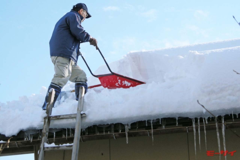 [弁護士が解説] 建物の屋根から落ちた雪が当たってバイク／クルマ事故が起きた…その責任は誰が負うのか?