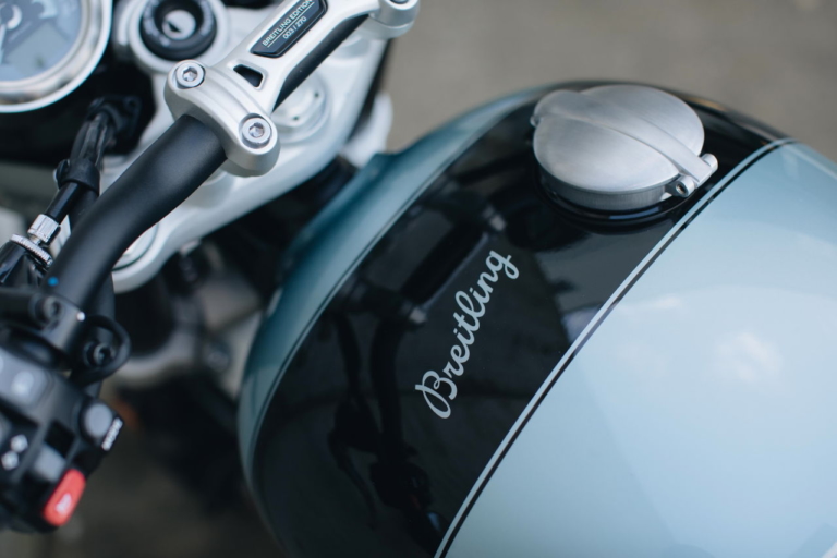 TRIUMPH SPEED TWIN BREITLING 限定モデル|世界限定270台のトライアンフ「スピードツイン ブライトリング限定車」スイスの老舗時計メーカーとコラボ