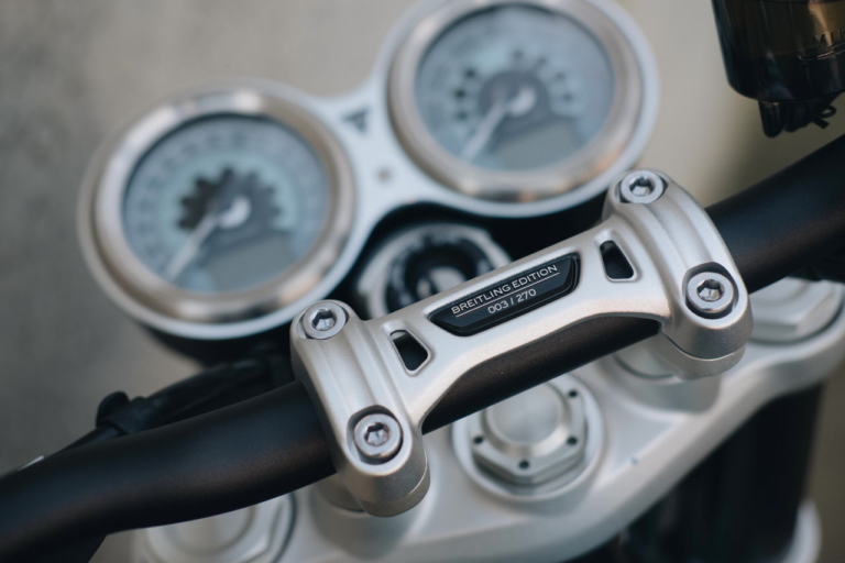 TRIUMPH SPEED TWIN BREITLING 限定モデル|世界限定270台のトライアンフ「スピードツイン ブライトリング限定車」スイスの老舗時計メーカーとコラボ