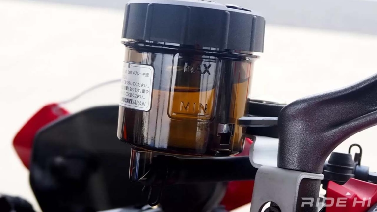 よく“ブレーキオイル”と呼ばれるけれど、じつはあの液体はオイル(油)ではなかった!? [バイクの仕組み]
