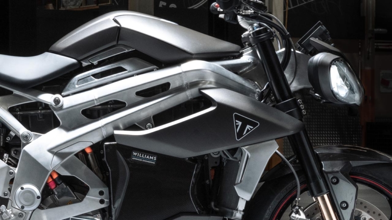 トライアンフの電動スポーツバイク「TE-1」プロトタイプが実車試験段階のフェーズ4に移行