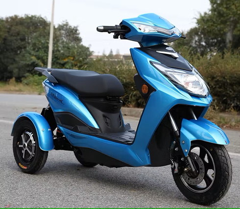 見た目そのままスクーターっぽいのに普通免許で乗れちゃう電動トライク 海神 登場 Webヤングマシン 最新バイク情報