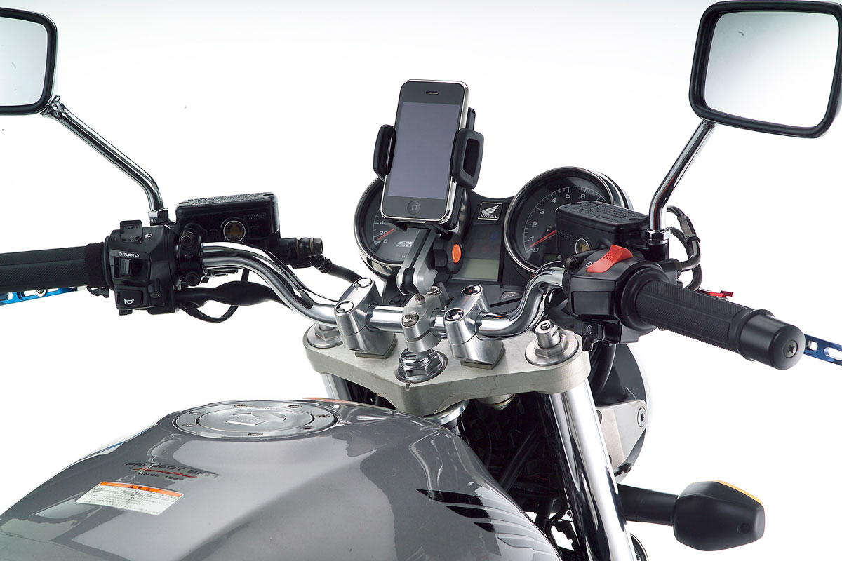 圧倒的なコックピットでの存在感！アルミ削り出しが美しい、バイク専用MOUNT SYSTEM「スマホホルダー 」はiPhoneの進化に合わせて進化し続ける│WEBヤングマシン｜新車バイクニュース