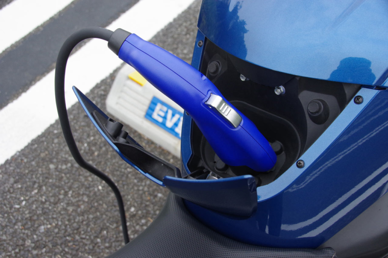 ゼロモーターサイクルズ SR/S|充電口|驚異の加速! 電動ツアラー・ゼロモーターサイクルズ「SR/S」試乗インプレッション