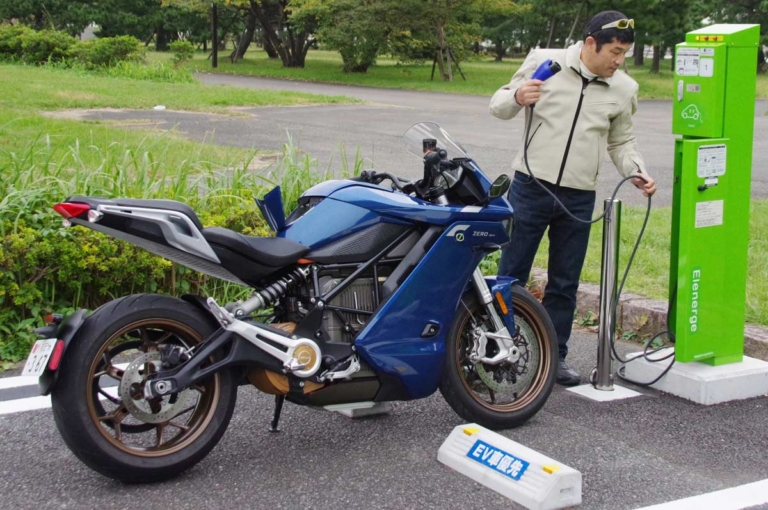 ゼロモーターサイクルズ SR/S|J1772普通充電器|驚異の加速! 電動ツアラー・ゼロモーターサイクルズ「SR/S」試乗インプレッション