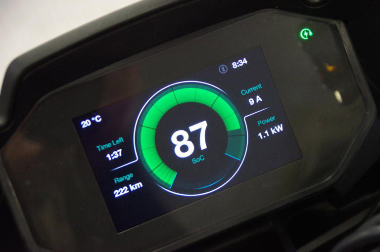 ゼロモーターサイクルズ SR/S|充電表示|驚異の加速! 電動ツアラー・ゼロモーターサイクルズ「SR/S」試乗インプレッション