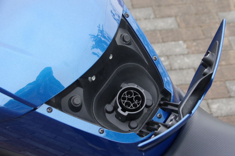 ゼロモーターサイクルズ SR/S|充電口|驚異の加速! 電動ツアラー・ゼロモーターサイクルズ「SR/S」試乗インプレッション