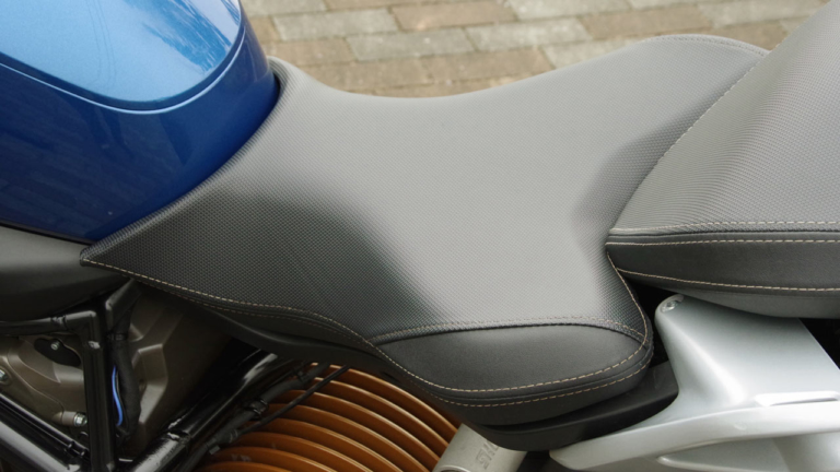 ゼロモーターサイクルズ SR/S|シート|驚異の加速! 電動ツアラー・ゼロモーターサイクルズ「SR/S」試乗インプレッション