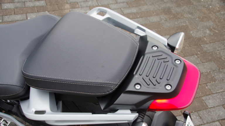 ゼロモーターサイクルズ SR/S|シート|驚異の加速! 電動ツアラー・ゼロモーターサイクルズ「SR/S」試乗インプレッション