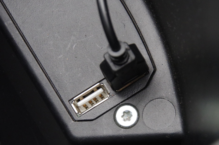 ゼロモーターサイクルズ SR/S|USBポート|驚異の加速! 電動ツアラー・ゼロモーターサイクルズ「SR/S」試乗インプレッション