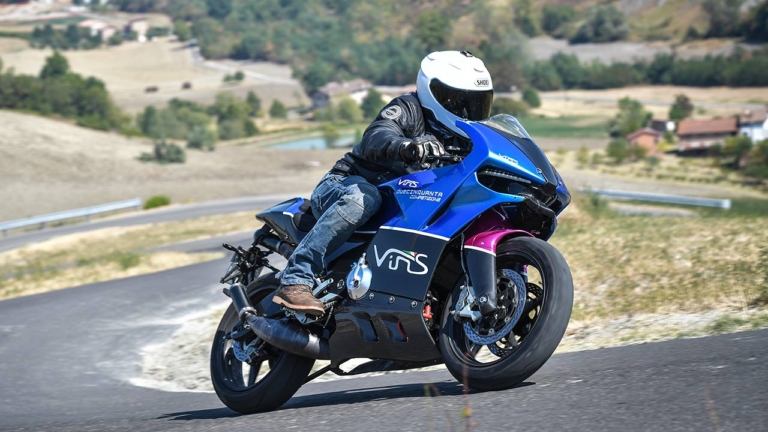 ヴィンスモーターズ ドゥエチンクワンタストラーダ|2スト250マシンが最新技術で復活!! 試乗インプレ〈ヴィンスモータース ドゥエチンクワンタストラーダ|後編〉