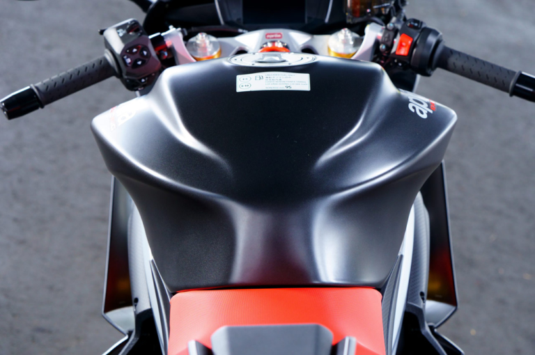 アプリリア RS660|ライディングポジション|新型ヤマハYZF-R7 vsライバル徹底比較#2 ライディングポジション/主要装備編〈RS660/CBR650R/ニンジャ650〉