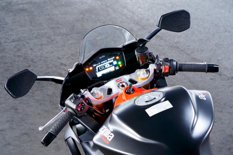 アプリリア RS660|ライディングポジション|新型ヤマハYZF-R7 vsライバル徹底比較#2 ライディングポジション/主要装備編〈RS660/CBR650R/ニンジャ650〉