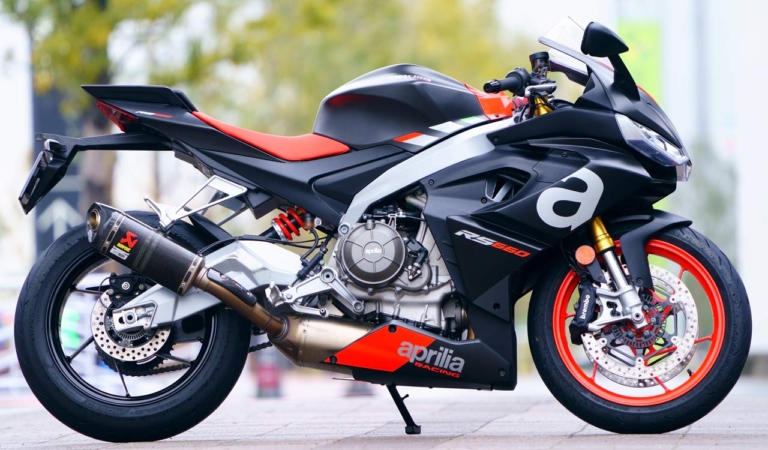アプリリア RS660|新型ヤマハYZF-R7 vsライバル徹底比較#1 スタイリング/エンジン&シャーシ編〈RS660/CBR650R/ニンジャ650〉