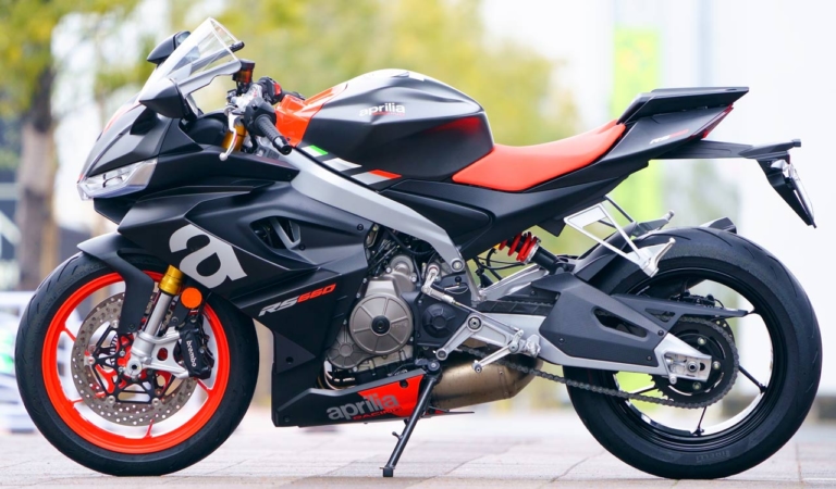 アプリリア RS660|新型ヤマハYZF-R7 vsライバル徹底比較#1 スタイリング/エンジン&シャーシ編〈RS660/CBR650R/ニンジャ650〉