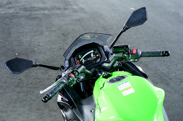 カワサキ ニンジャ650|ライディングポジション|新型ヤマハYZF-R7 vsライバル徹底比較#2 ライディングポジション/主要装備編〈RS660/CBR650R/ニンジャ650〉