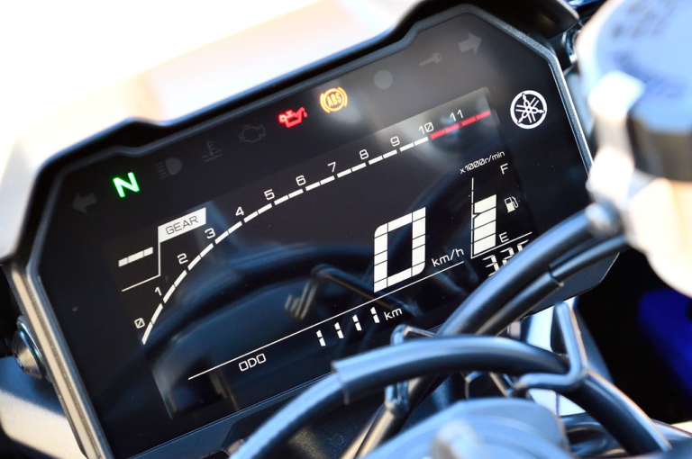 ヤマハ YZF-R7|メーター|新型ヤマハYZF-R7 vsライバル徹底比較#2 ライディングポジション/主要装備編〈RS660/CBR650R/ニンジャ650〉