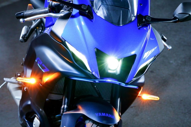 ヤマハ YZF-R7|ライト|新型ヤマハYZF-R7 vsライバル徹底比較#2 ライディングポジション/主要装備編〈RS660/CBR650R/ニンジャ650〉