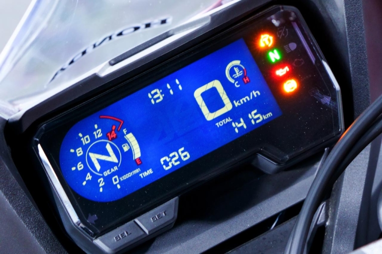 ホンダ CBR650R|メーター|新型ヤマハYZF-R7 vsライバル徹底比較#2 ライディングポジション/主要装備編〈RS660/CBR650R/ニンジャ650〉