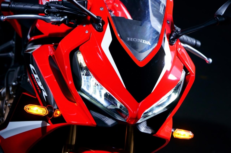 ホンダ CBR650R|ライト|新型ヤマハYZF-R7 vsライバル徹底比較#2 ライディングポジション/主要装備編〈RS660/CBR650R/ニンジャ650〉