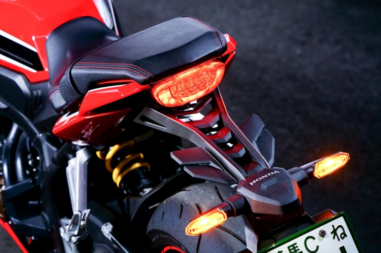 ホンダ CBR650R|ライト|新型ヤマハYZF-R7 vsライバル徹底比較#2 ライディングポジション/主要装備編〈RS660/CBR650R/ニンジャ650〉