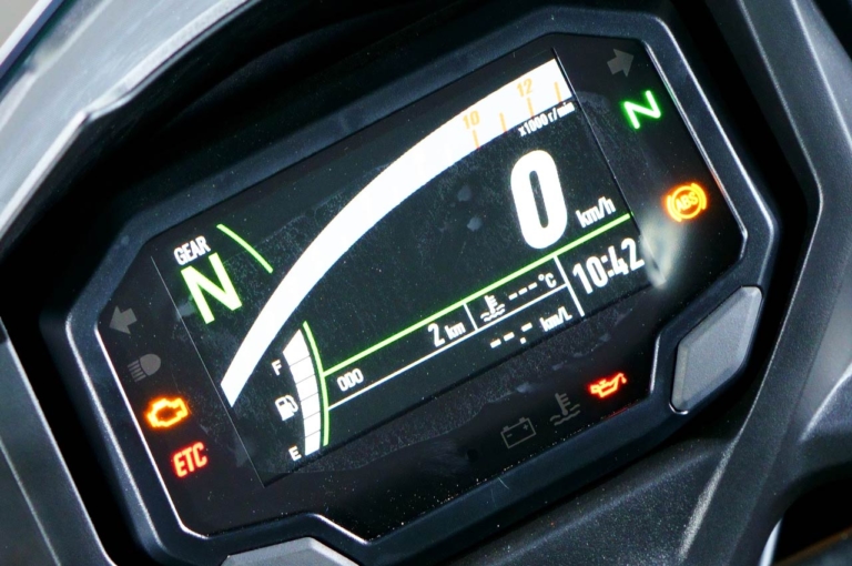 カワサキ ニンジャ650|メーター|新型ヤマハYZF-R7 vsライバル徹底比較#2 ライディングポジション/主要装備編〈RS660/CBR650R/ニンジャ650〉