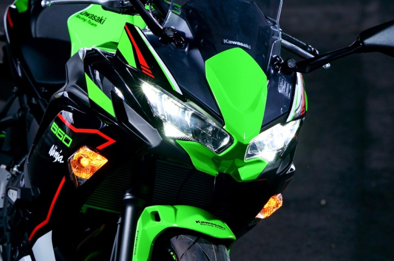 カワサキ ニンジャ650|ライト|新型ヤマハYZF-R7 vsライバル徹底比較#2 ライディングポジション/主要装備編〈RS660/CBR650R/ニンジャ650〉