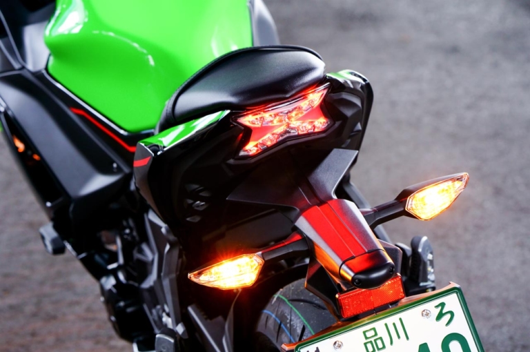 カワサキ ニンジャ650|ライト|新型ヤマハYZF-R7 vsライバル徹底比較#2 ライディングポジション/主要装備編〈RS660/CBR650R/ニンジャ650〉