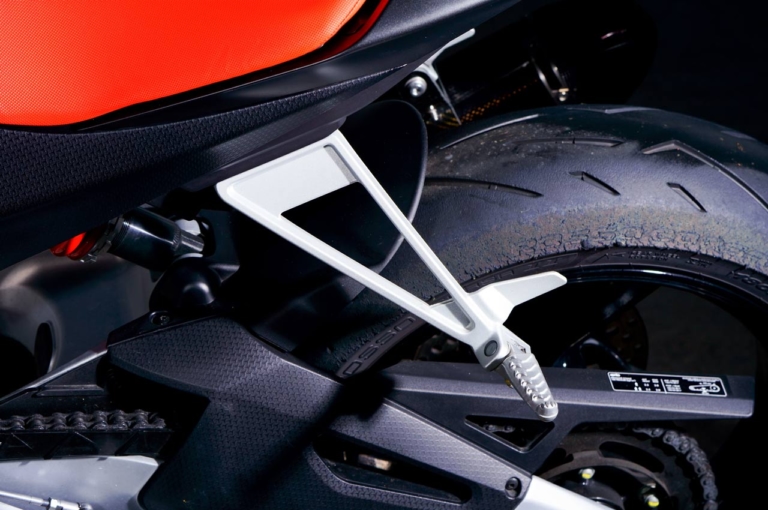 アプリリア RS660|ユーティリティ|新型ヤマハYZF-R7 vsライバル徹底比較#2 ライディングポジション/主要装備編〈RS660/CBR650R/ニンジャ650〉