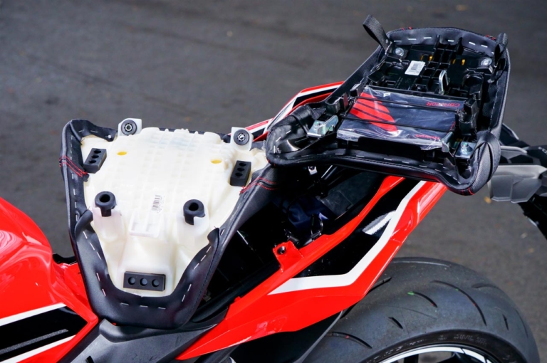 ホンダ CBR650R|ユーティリティ|新型ヤマハYZF-R7 vsライバル徹底比較#2 ライディングポジション/主要装備編〈RS660/CBR650R/ニンジャ650〉