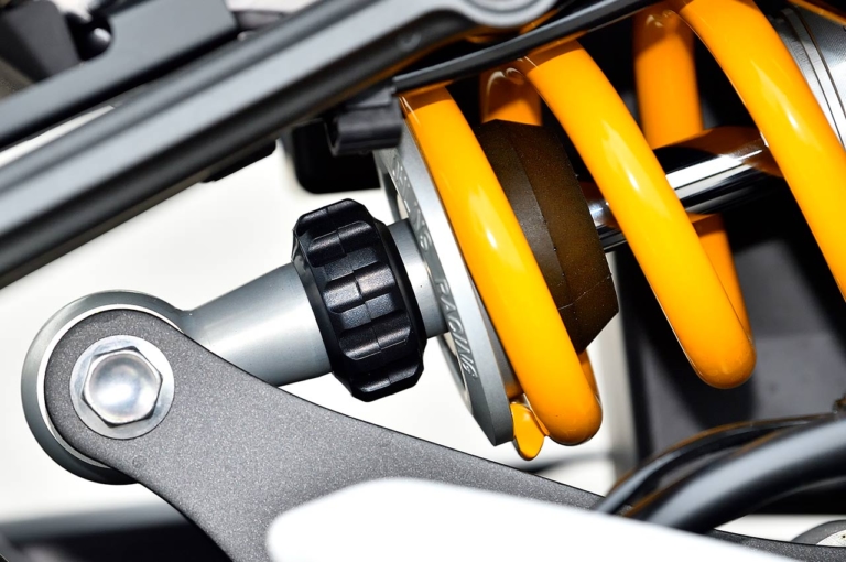 カワサキZ900RS SE|リヤショック|オーリンズ|カワサキZ900RS SE発売! 専用装備比較解説【売り切れ必至の超人気イエローボール】