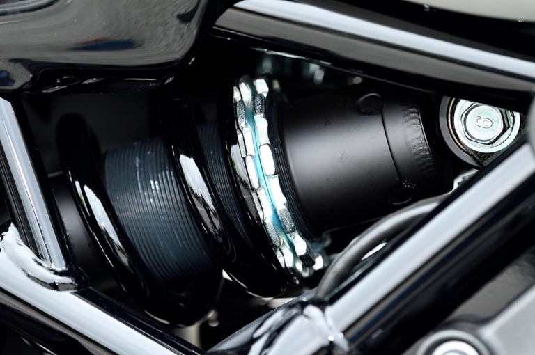 カワサキZ900RS|リヤショック|カワサキZ900RS SE発売! 専用装備比較解説【売り切れ必至の超人気イエローボール】