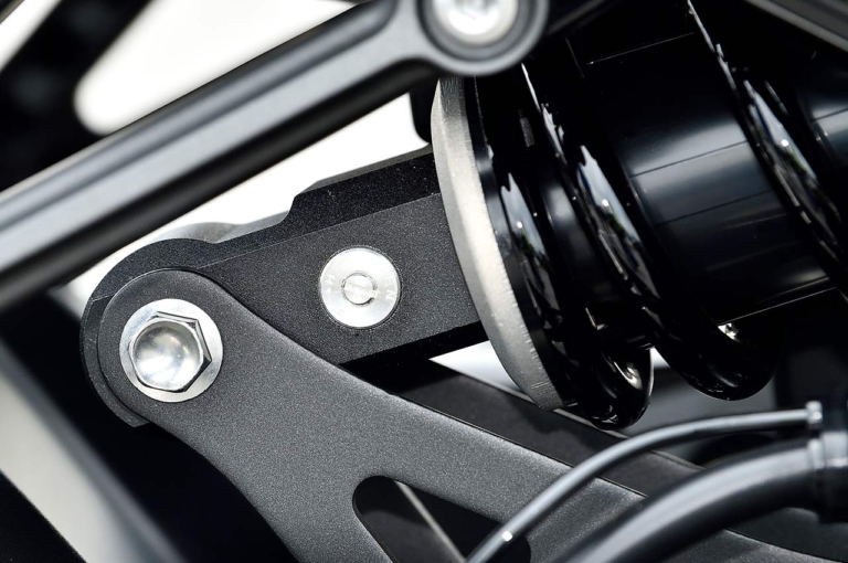 カワサキZ900RS|リヤショック|カワサキZ900RS SE発売! 専用装備比較解説【売り切れ必至の超人気イエローボール】