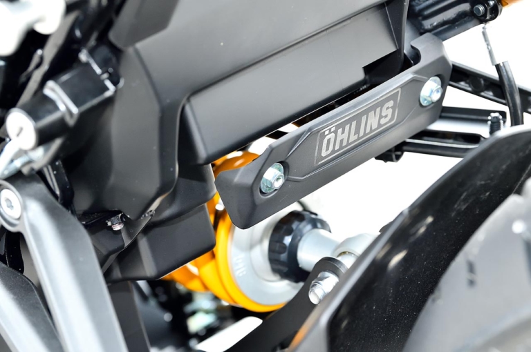 カワサキZ900RS SE|ガードプレート|カワサキZ900RS SE発売! 専用装備比較解説【売り切れ必至の超人気イエローボール】