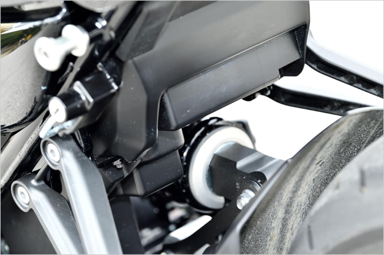 カワサキZ900RS|ガードプレート|カワサキZ900RS SE発売! 専用装備比較解説【売り切れ必至の超人気イエローボール】