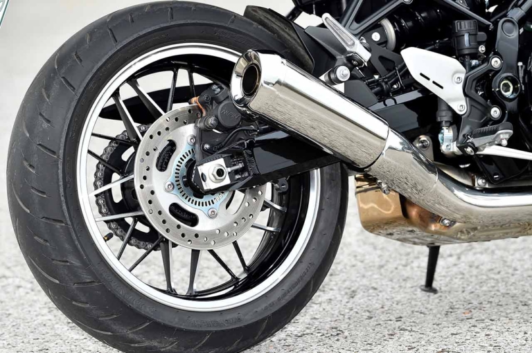 カワサキZ900RS|リアホイール|カワサキZ900RS SE発売! 専用装備比較解説【売り切れ必至の超人気イエローボール】